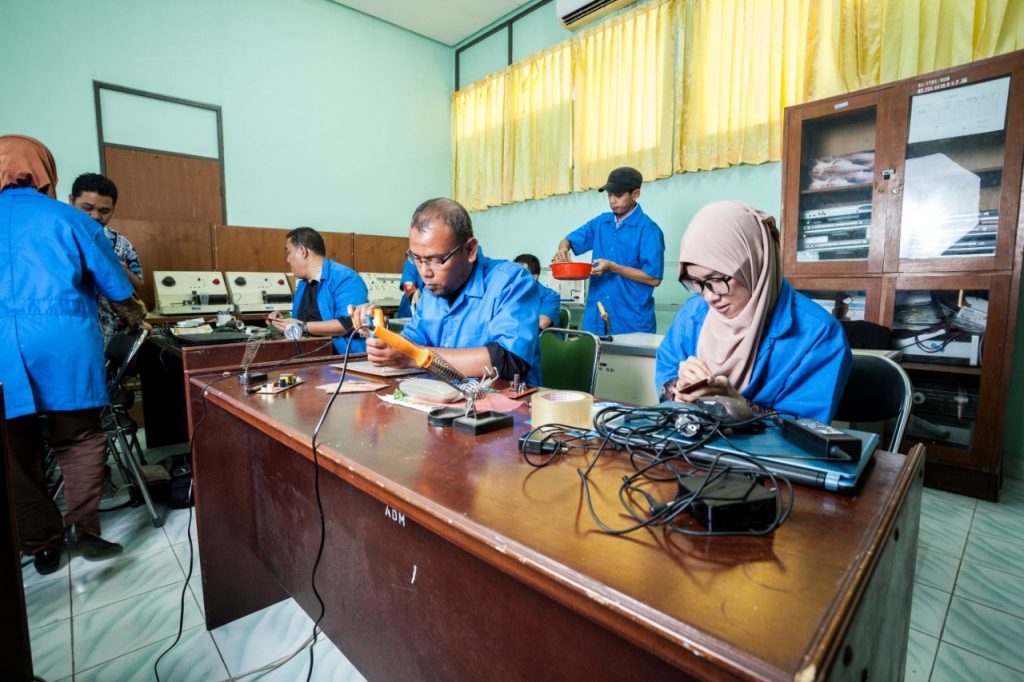 Ruang Praktek Departemen Elektronika