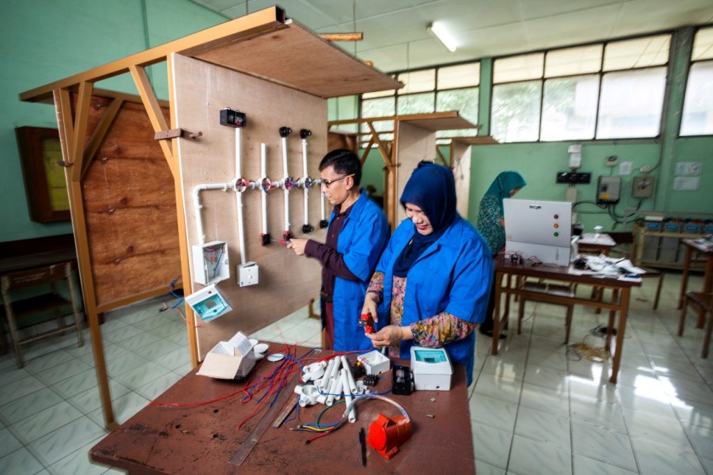 Ruang Praktek Departemen Listrik