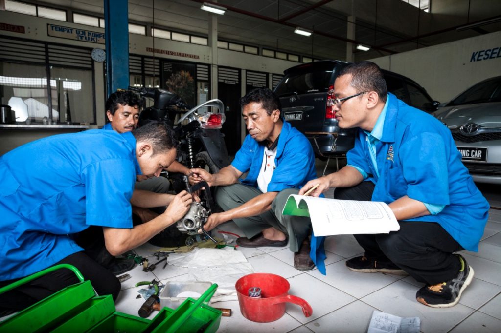 Ruang Praktek Departemen Otomotif
