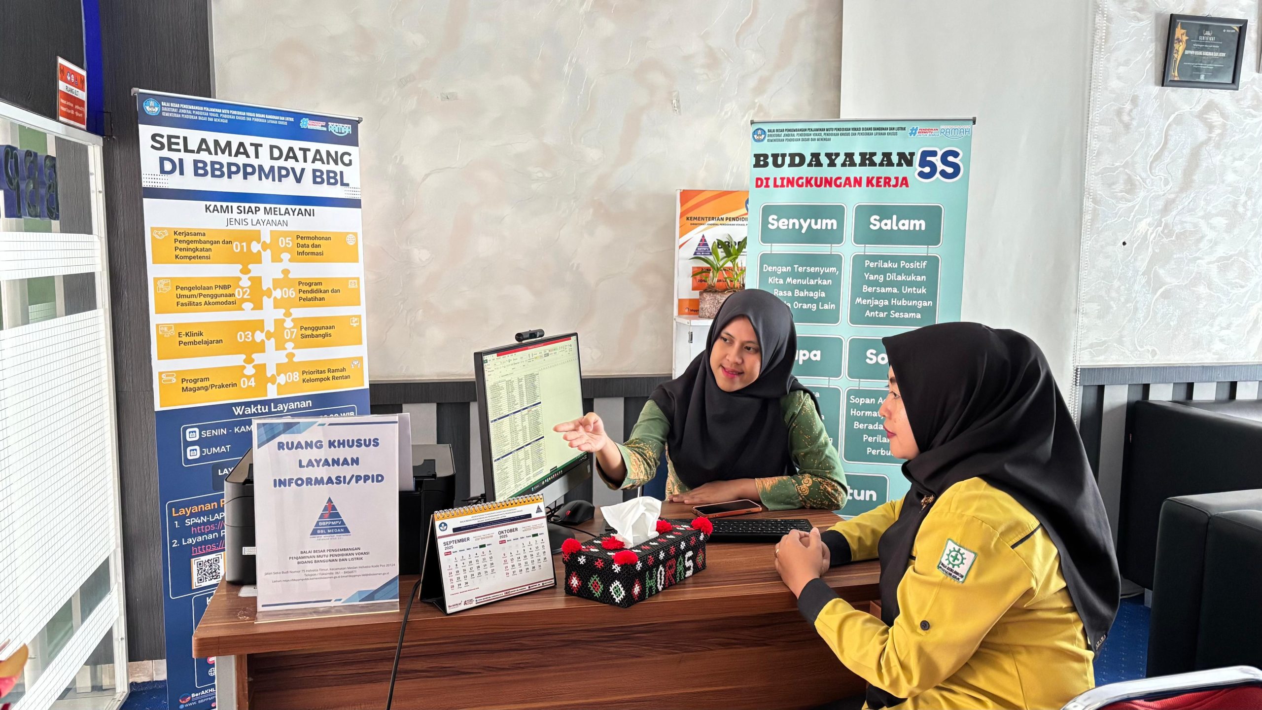 Ilustrasi peserta pelatihan vokasi melakukan praktik di bengkel mesin